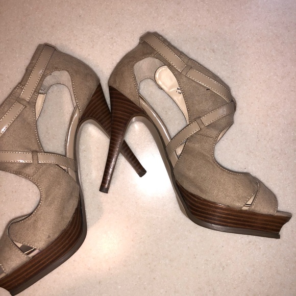 Guess 👠 - Picture 3 of 5